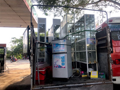 Xe tải chở tủ lạnh