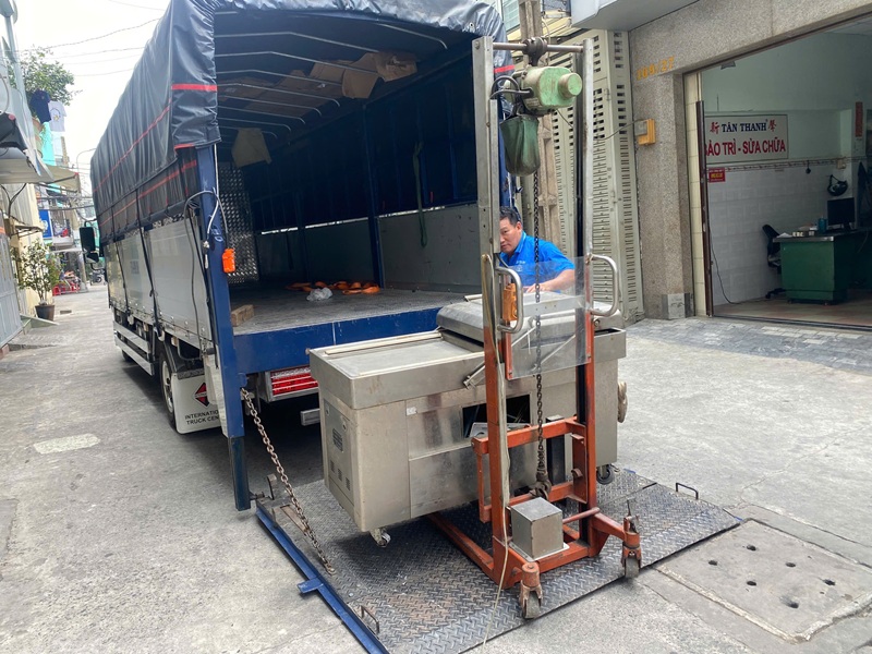 Cho thuê xe tải gắn bàn nâng chở máy móc nặng chuyên dụng