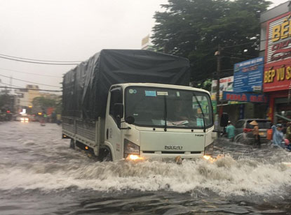 Nhận chở đồ di dời nhà xưởng, kho xưởng mưa ngập nước