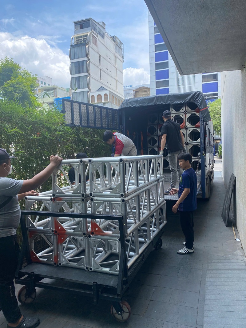 Thuê xe tải chở khung truss nhôm và thiết bị sân khấu