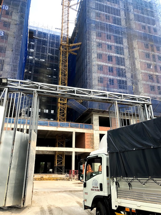 Xe tải chở vật liệu xây dựng